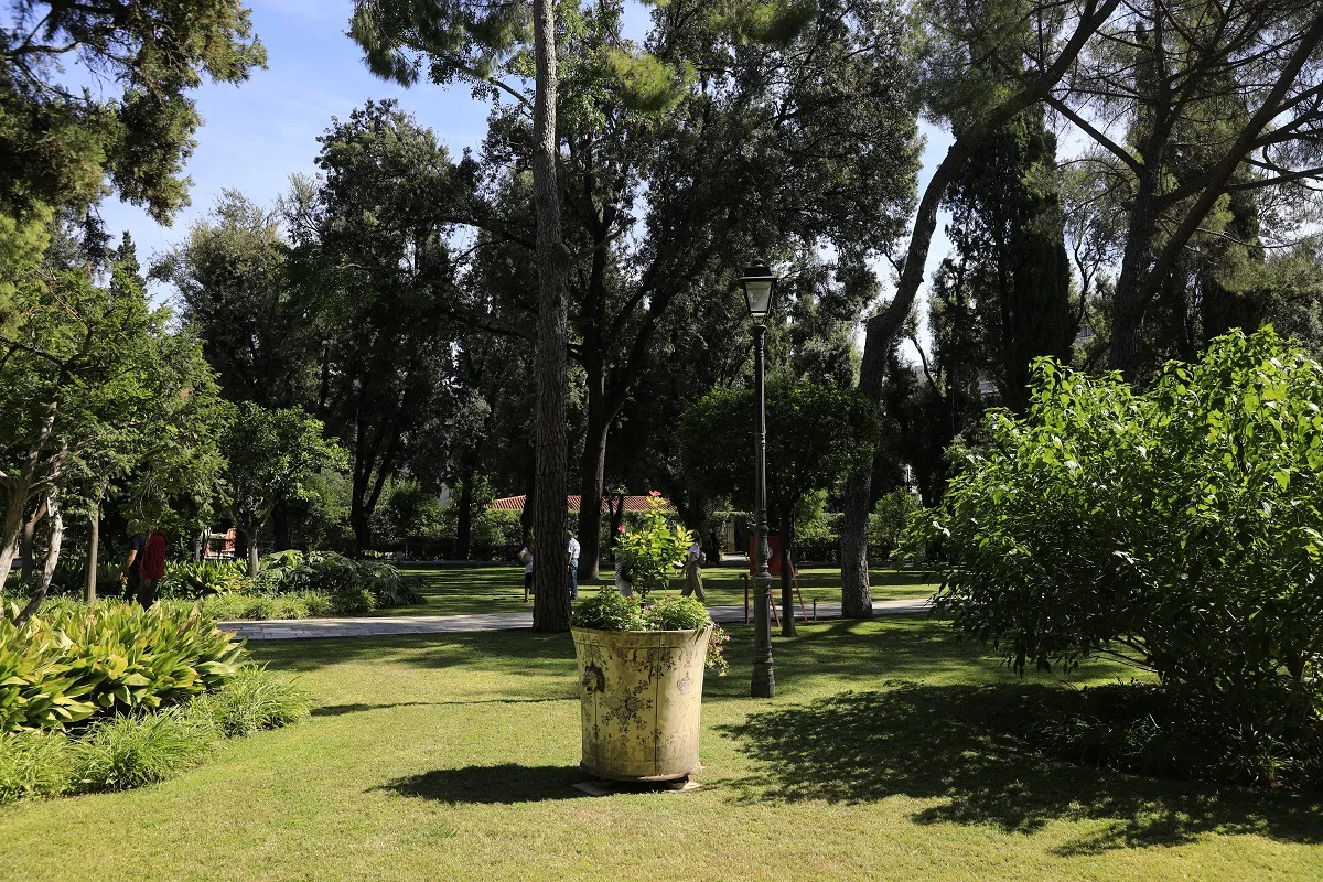 «Πλανόδια-Βιβλιοθήκη»-στον-κήπο-του-Προεδρικού-Μεγάρου-–-Εκπαιδευτικό-πρόγραμμα-παρουσία-της-Κ.-Σακελλαροπούλου