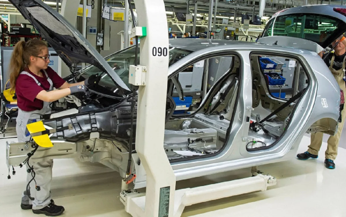 Αυτοκινητοβιομηχανία:-Η-ηλεκτροκίνηση-μειώνει-τους-εργαζόμενους-στους-προμηθευτές